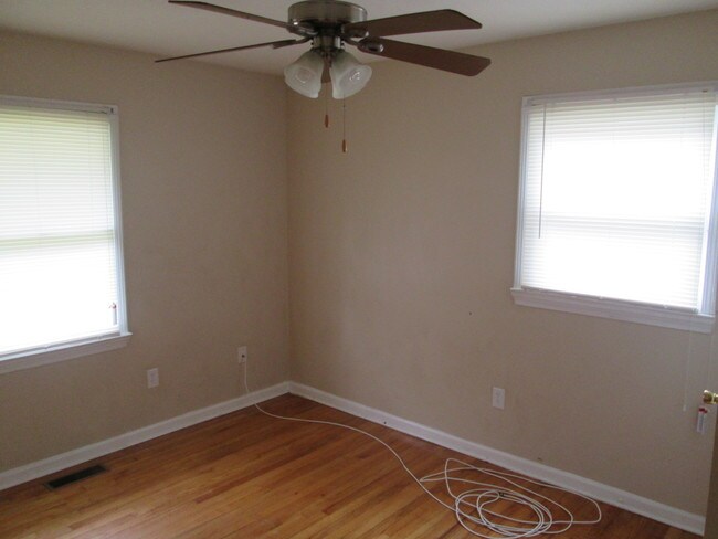 Building Photo - 1617 Apple Valley Dr
