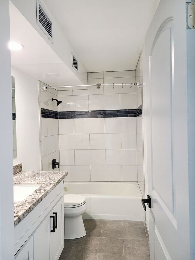 Foto del edificio - KAHANA MANOR 1BD 1 BA OCEAN VIEW AVAILABLE...
