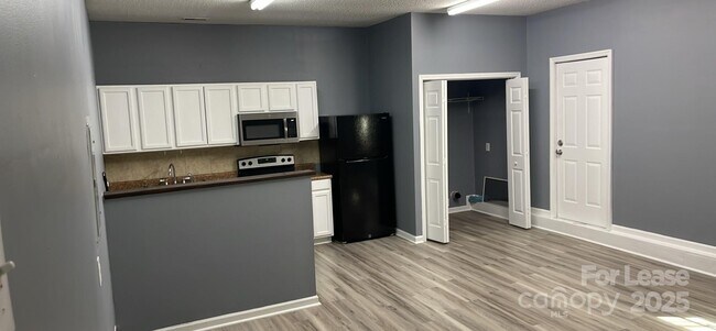 Foto del edificio - 113 Whispering Pines Ln