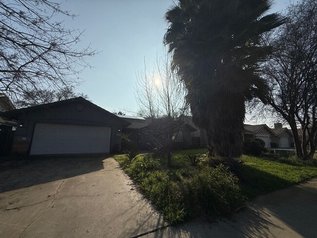 Building Photo - 3 bedrooms, 2 full bathrooms single-story home located in the heart of Visalia, CA.