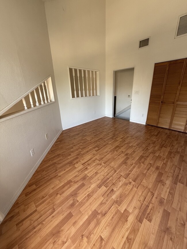 Building Photo - Town Home For Rent