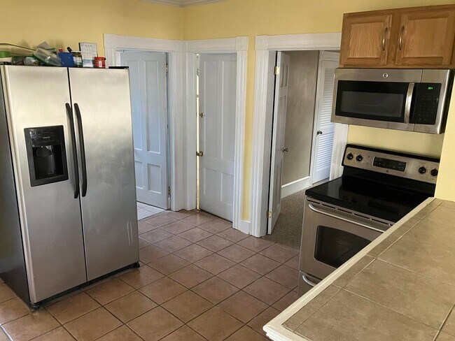 Building Photo - 772 Hall St