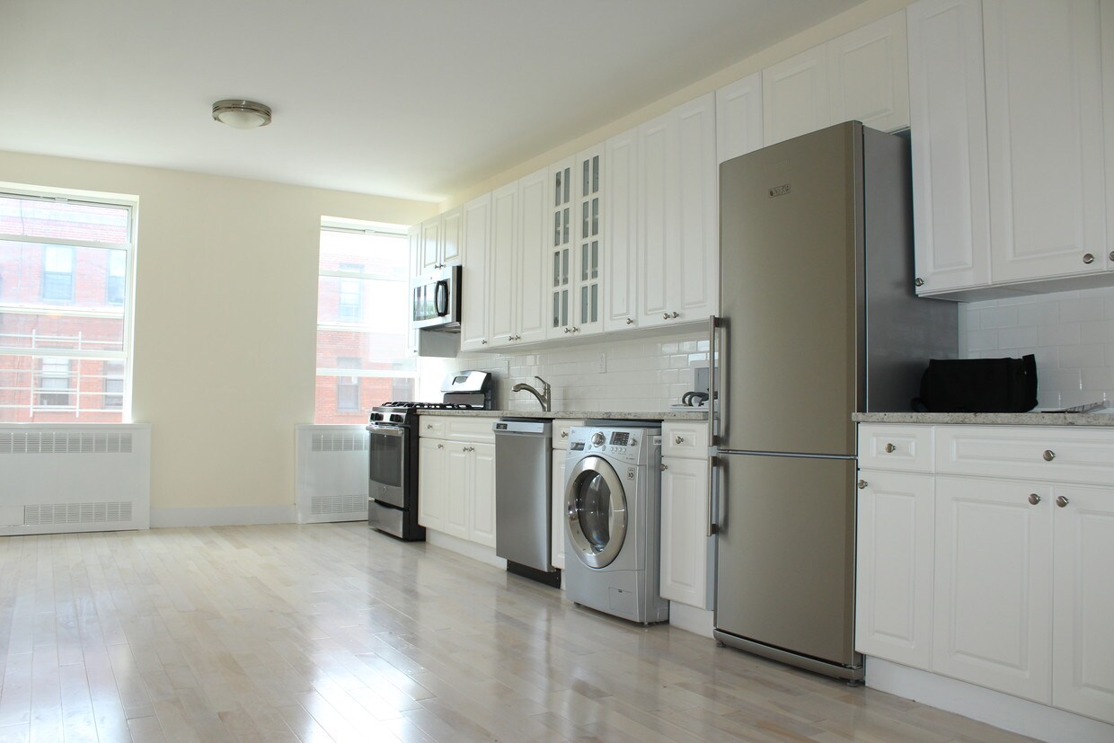 Primary Photo - 240 E 18th St