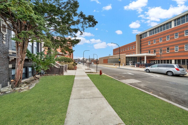 Building Photo - 1226 S 60th Ct