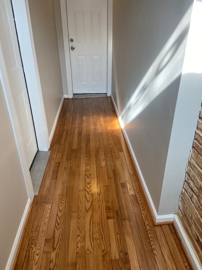 COMMON HALLWAY - 1330 W Lombard St