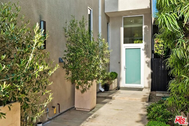 Foto del edificio - 614 Westmount Dr