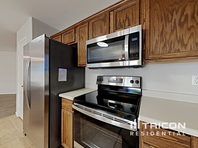 Building Photo - 43714 Cale Dr