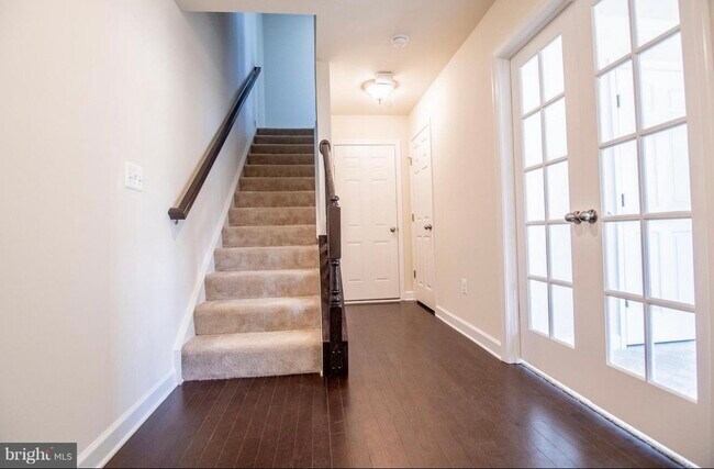 Entry level hall - 3009 Saint Josephs Dr