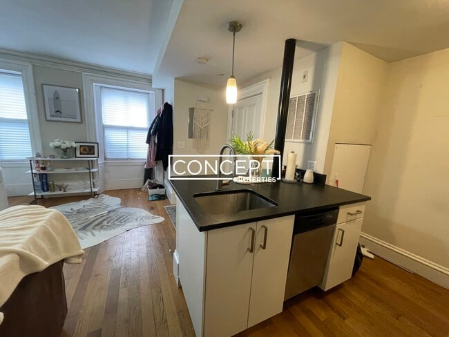 Building Photo - 658 Massachusetts Ave