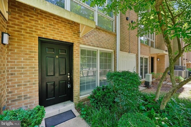 Building Photo - 5702 Brewer House Cir