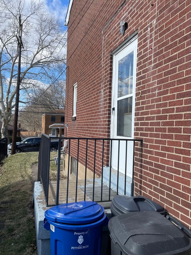 Building Photo - 206 Whipple St