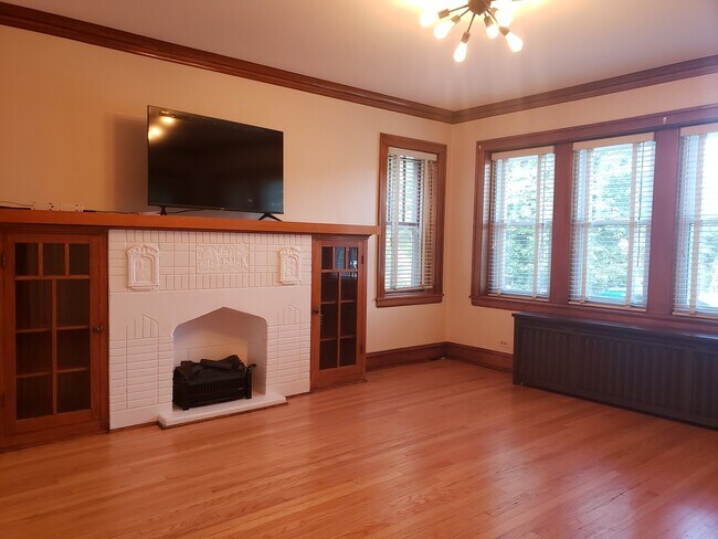 Building Photo - 3136 N Kostner Ave