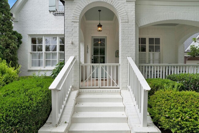 Building Photo - Stunning 4BE/3.5BA home in the very desira...
