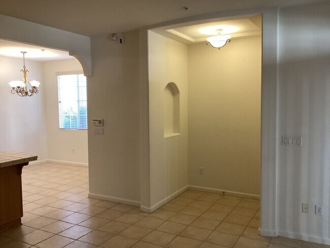 Building Photo - Centrally Located Downstairs Condo in Miss...