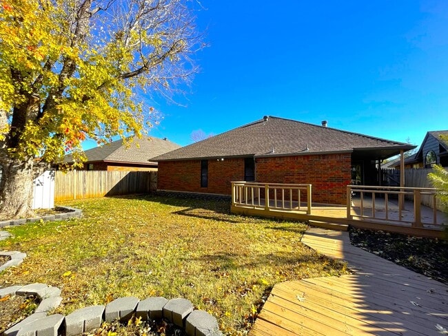 Building Photo - *** Ask About Our $500 Off Special*** Unve...