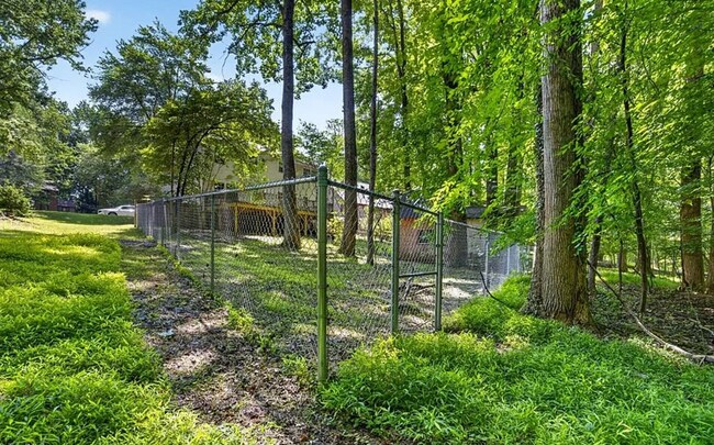 Foto del edificio - 4419 Forest Walk Dr