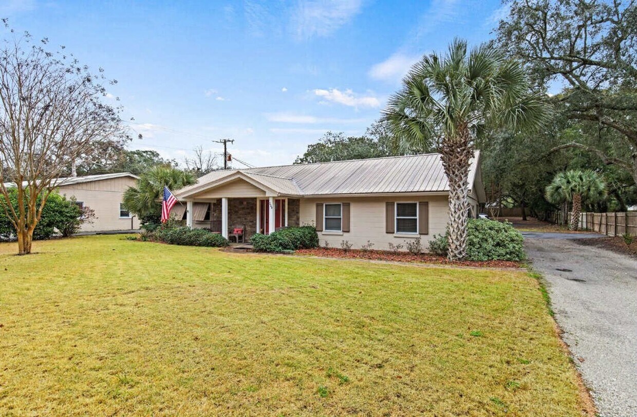 Foto principal - Beautifully Updated 3 Bedroom Ranch-Style ...