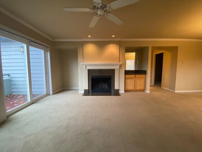 Building Photo - Beautiful Johns Landing Unit