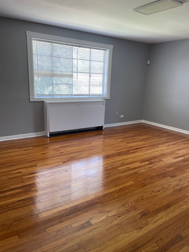 Foto del edificio - 747 E 84th Pl