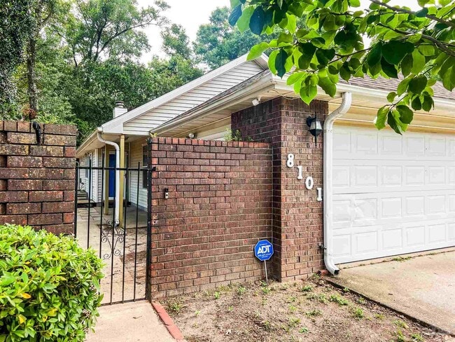 Foto del edificio - 8101 Treetop Ln