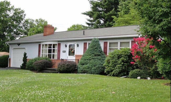 Building Photo - 321 Horst Ave