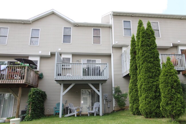 Building Photo - 865 Camelot Ln