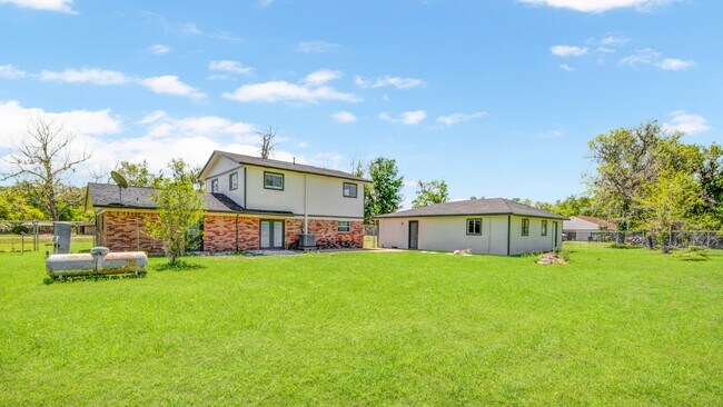 Building Photo - 2708 County Rd 686
