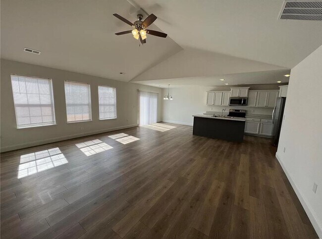 Building Photo - 3 Bedroom/2 Bathroom Home!