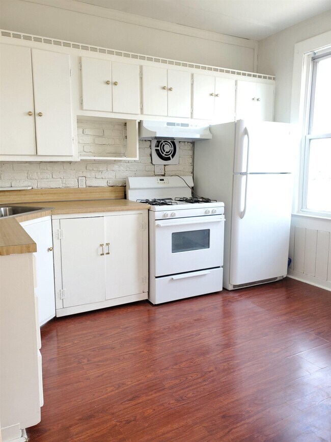 Building Photo - 376 Van Nostrand Ave