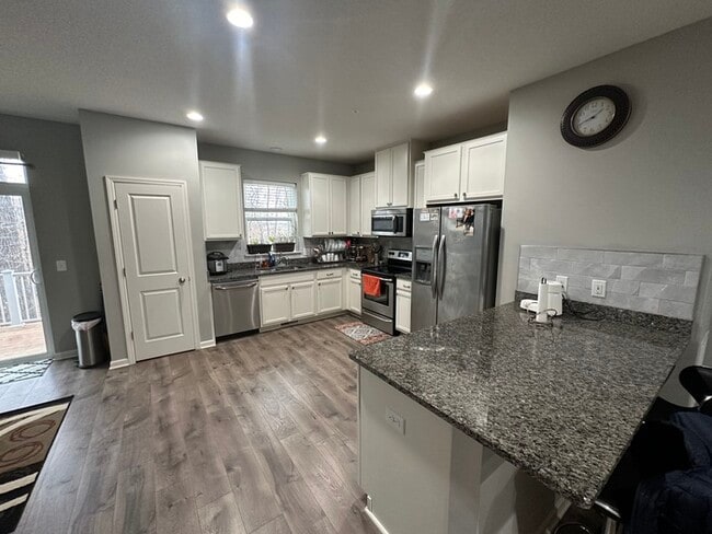 Building Photo - Luxurious 3 Level Townhome Featuring 3 bed...