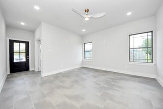 Building Photo - 1110 E Main St