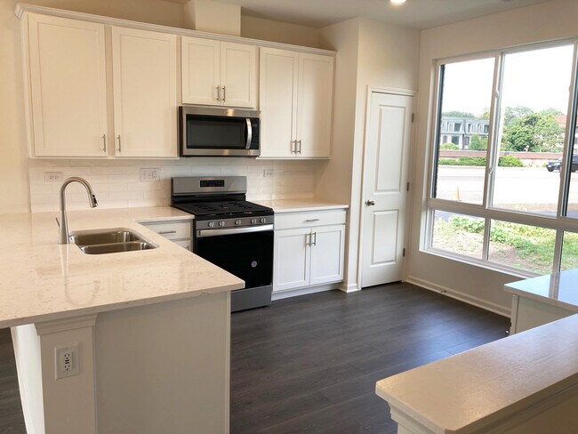 Kitchen new appliances - 2260 Blue Ct
