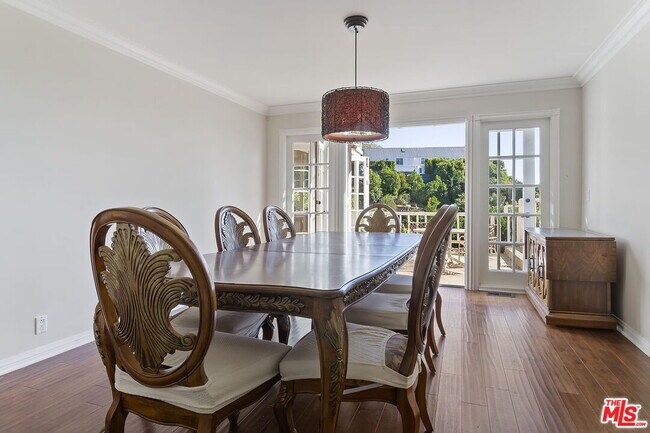 Foto del edificio - 1478 Sunset Plaza Dr