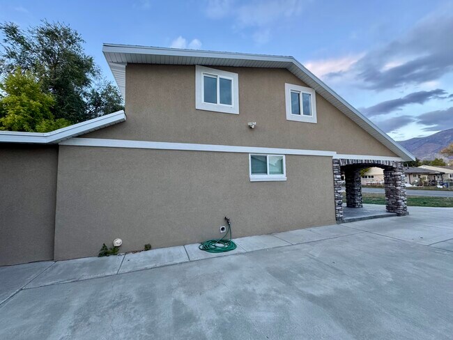 Building Photo - 781 Sherwood Dr