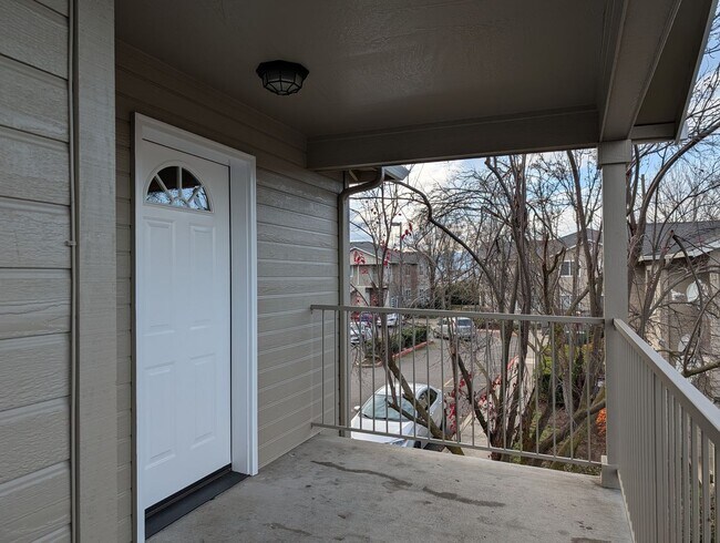 Foto del edificio - Clean and Updated 2 Bed, 2 Bath Upstairs Apartment in East Medford