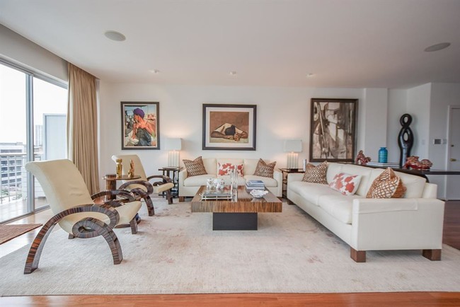 Foto del edificio - 5050 Woodway Dr