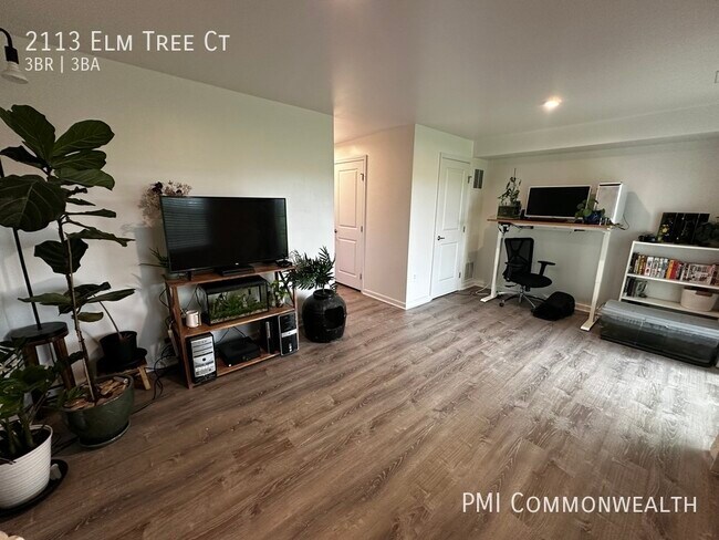 Building Photo - 3 Bed / 2.5 Bath Townhouse (Available 8/1/23)