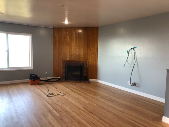 Building Photo - 250 Alta Vista Way