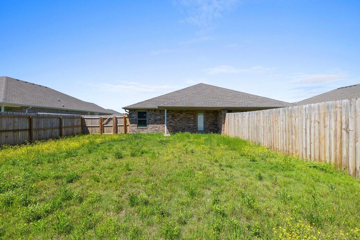 Building Photo - Cozy 3 Bedroom Duplex Available Now