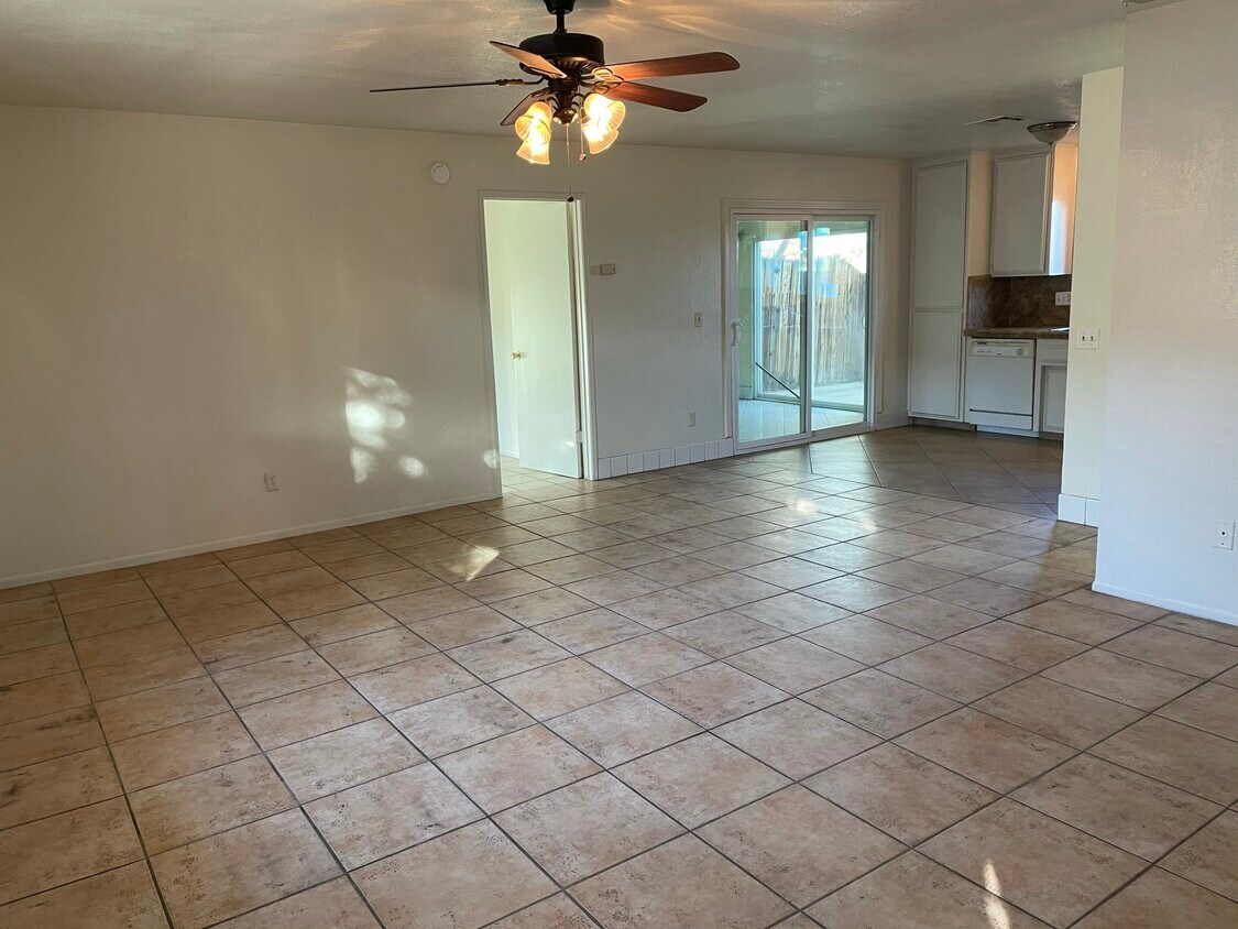 Very large all tiled open space living room - 21625 Bear Valley Rd