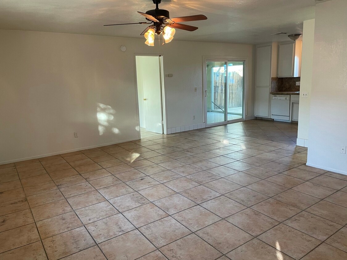 Very large all tiled open space living room - 21625 Bear Valley Rd