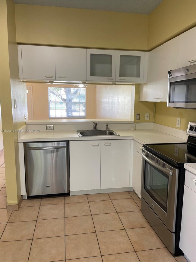 Building Photo - 7850 Sanibel Dr