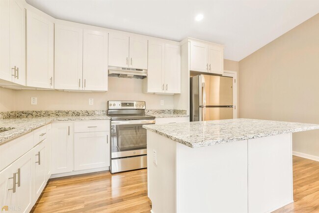 Building Photo - 2621 Windridge Dr
