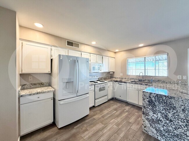 Photo - 554 W Yale Dr House