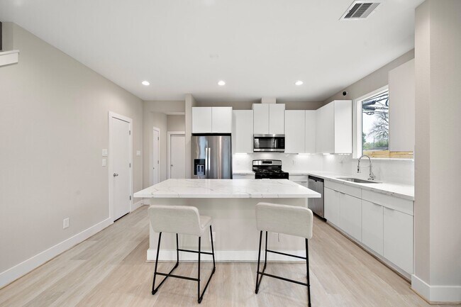 Foto del edificio - 8672 Easthaven Blvd