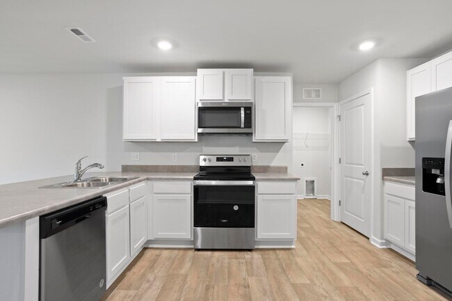 Foto del edificio - House Available in July!