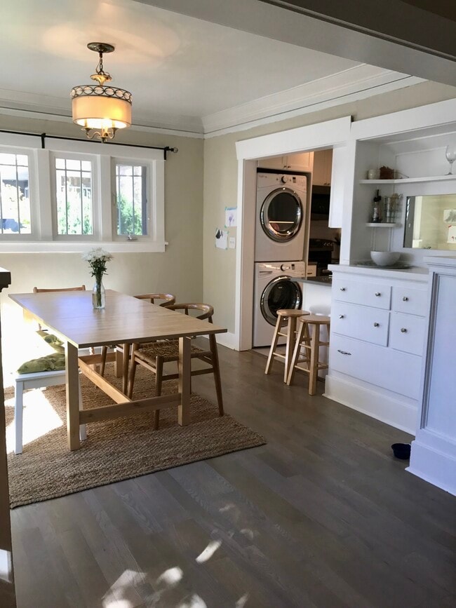 Dining Room - 906 W Howe St