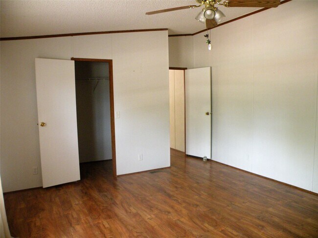 Building Photo - 37 Riverside Ln