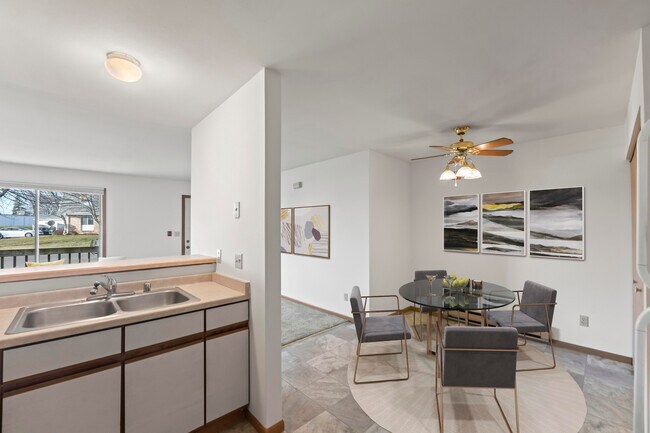 muebles de comedor de muestra - 203 E Lake Park Pl