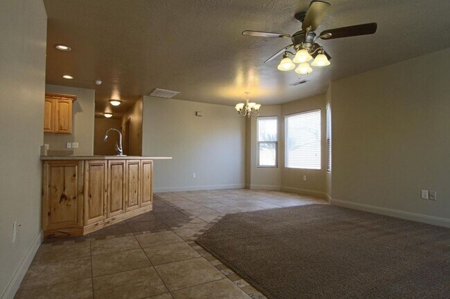 Foto del edificio - Great 3 Bedroom, 2 Bathroom End Unit Prope...